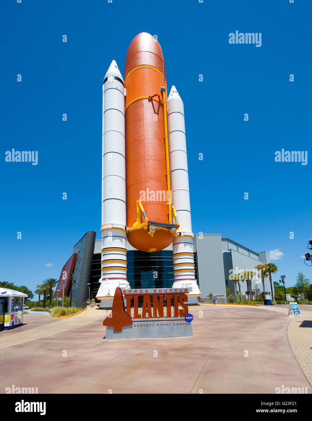 Boosters and fuel tank in front of the the entrance of the building where SPace Shuttle Atlantis is being exhibited Stock Photo
