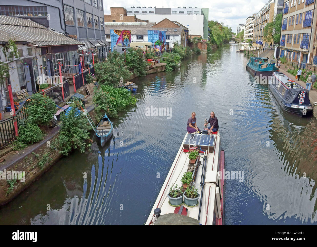 Regents Canal passes under Kingsland Road, Haggerston, East London Stock Photo