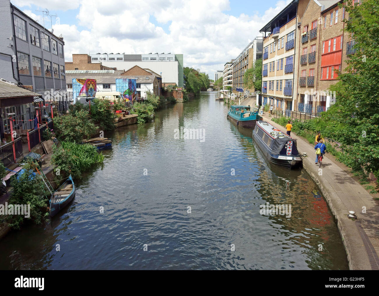 Regents Canal passes under Kingsland Road, Haggerston, East London Stock Photo