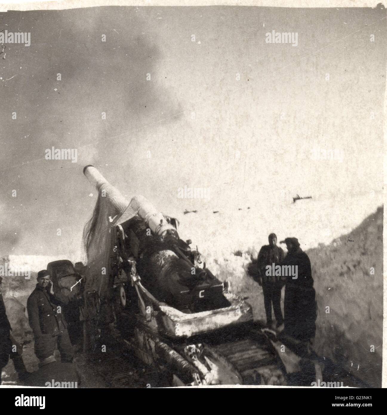 German Heavy Artillery fires in the snow Russian Front 1942 Stock Photo
