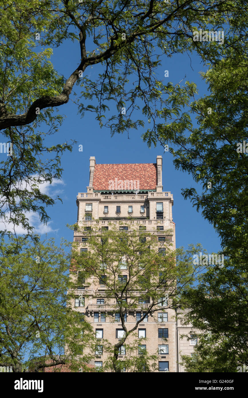 The Coop Apartment building at 825 Fifth Avenue has a RedTiled