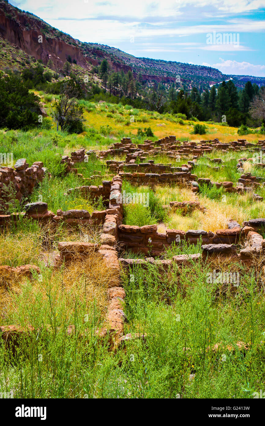 Tyuonyi pueblo ruins in Frijoles Valley, Bandelier National Monument, New Mexico, USA Stock Photo