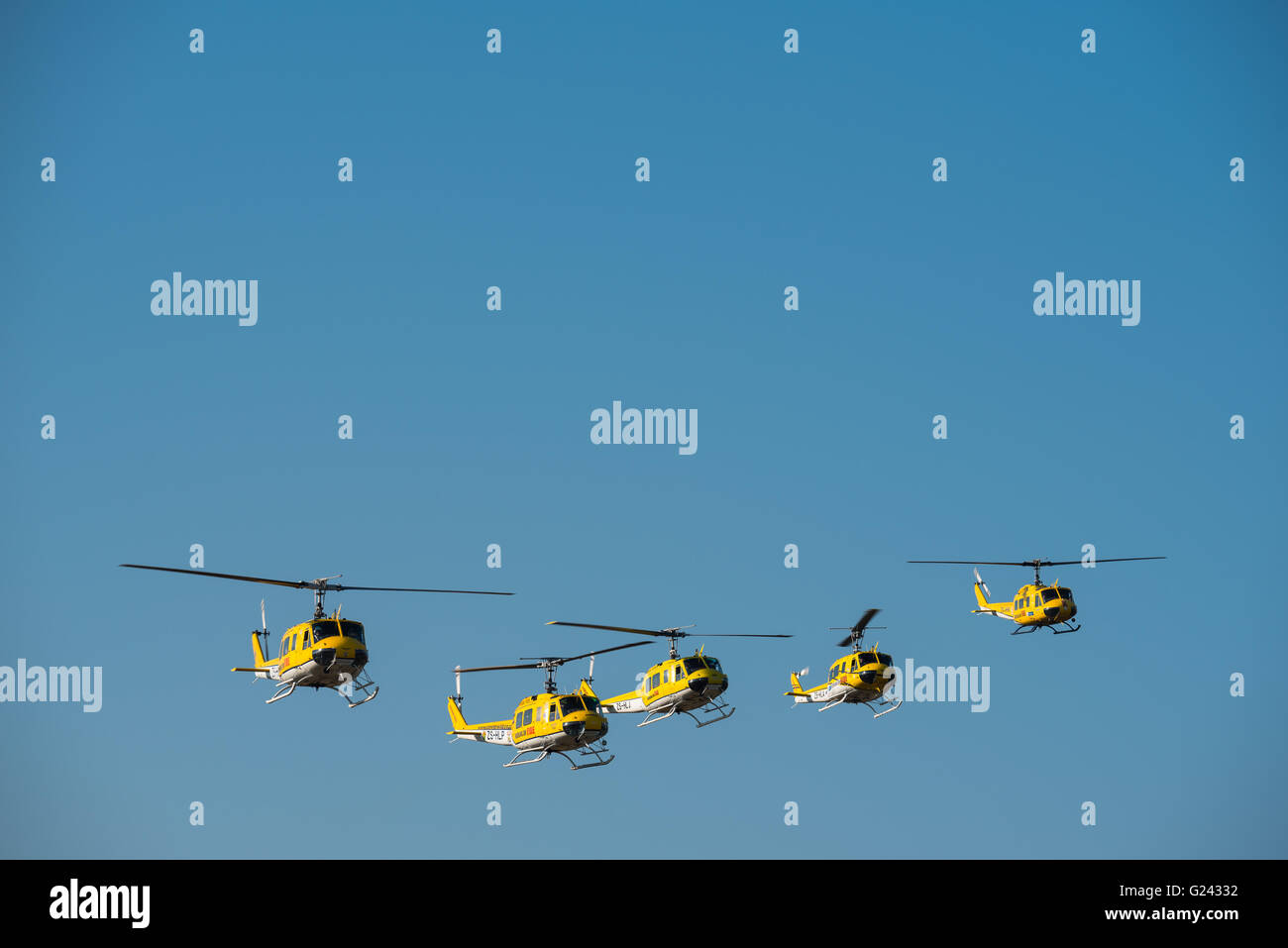Helicopters flying hires stock photography and images Alamy
