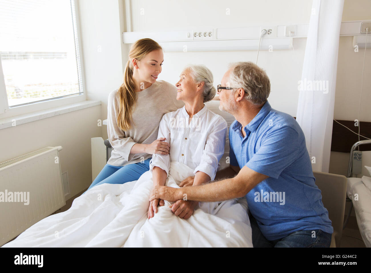 Беседа с родственниками пациента. Пациент с родными. Счастливый пациент. Пациент и семья. Счастливые пациенты в больнице.