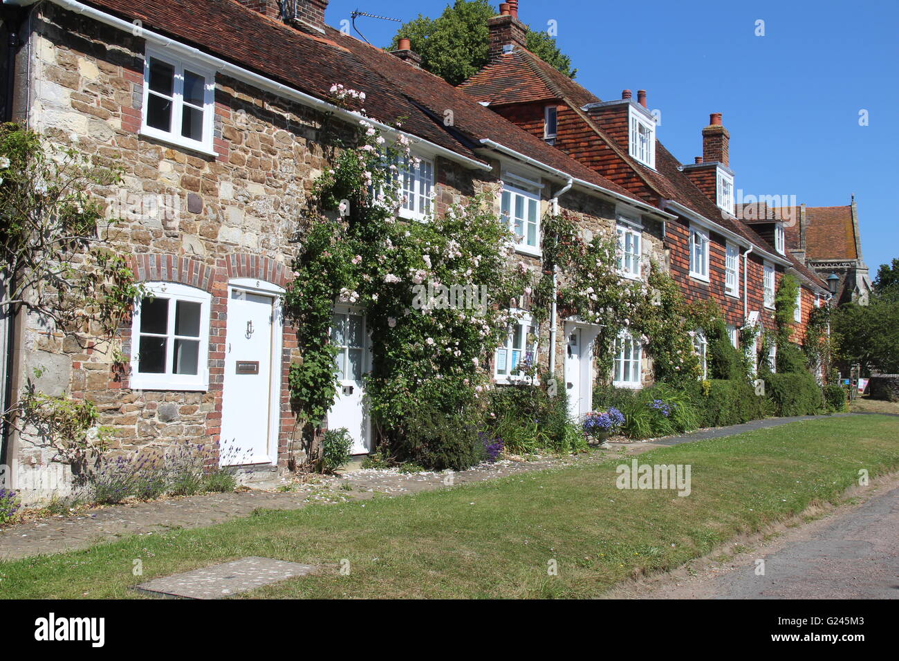 PRETTY COTTAGES WITH FLOWERS IN BLOOM IN THE POPULAR TOURIST DESTINATION OF WINCHELSEA IN EAST SUSSEX,UK Stock Photo