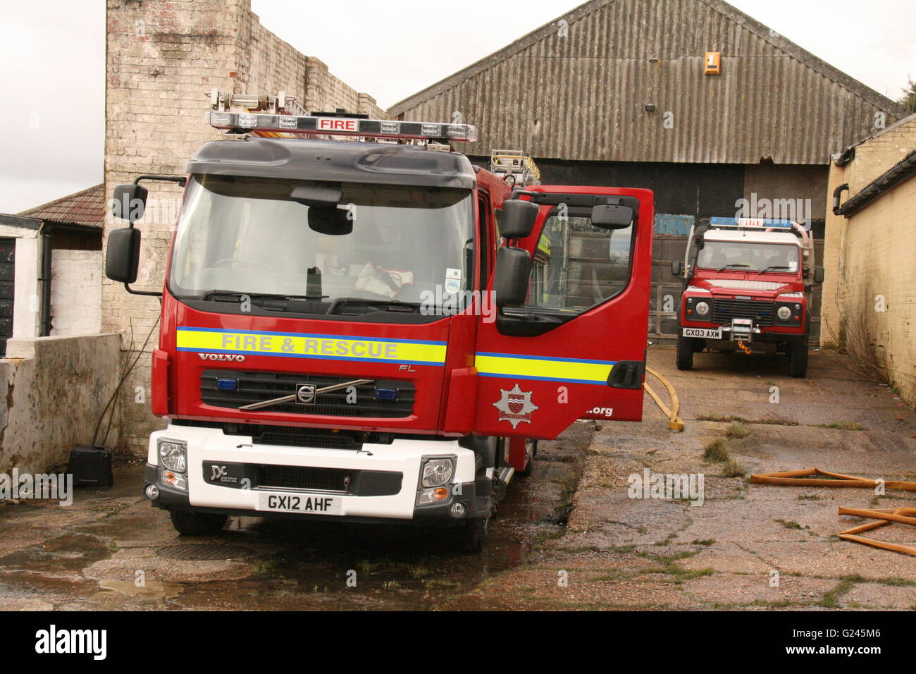 A VOLVO FIRE TRUCK AND LAND ROVER OF EAST SUSSEX FIRE & RESCUE ATTENDING AN INCIDENT Stock Photo