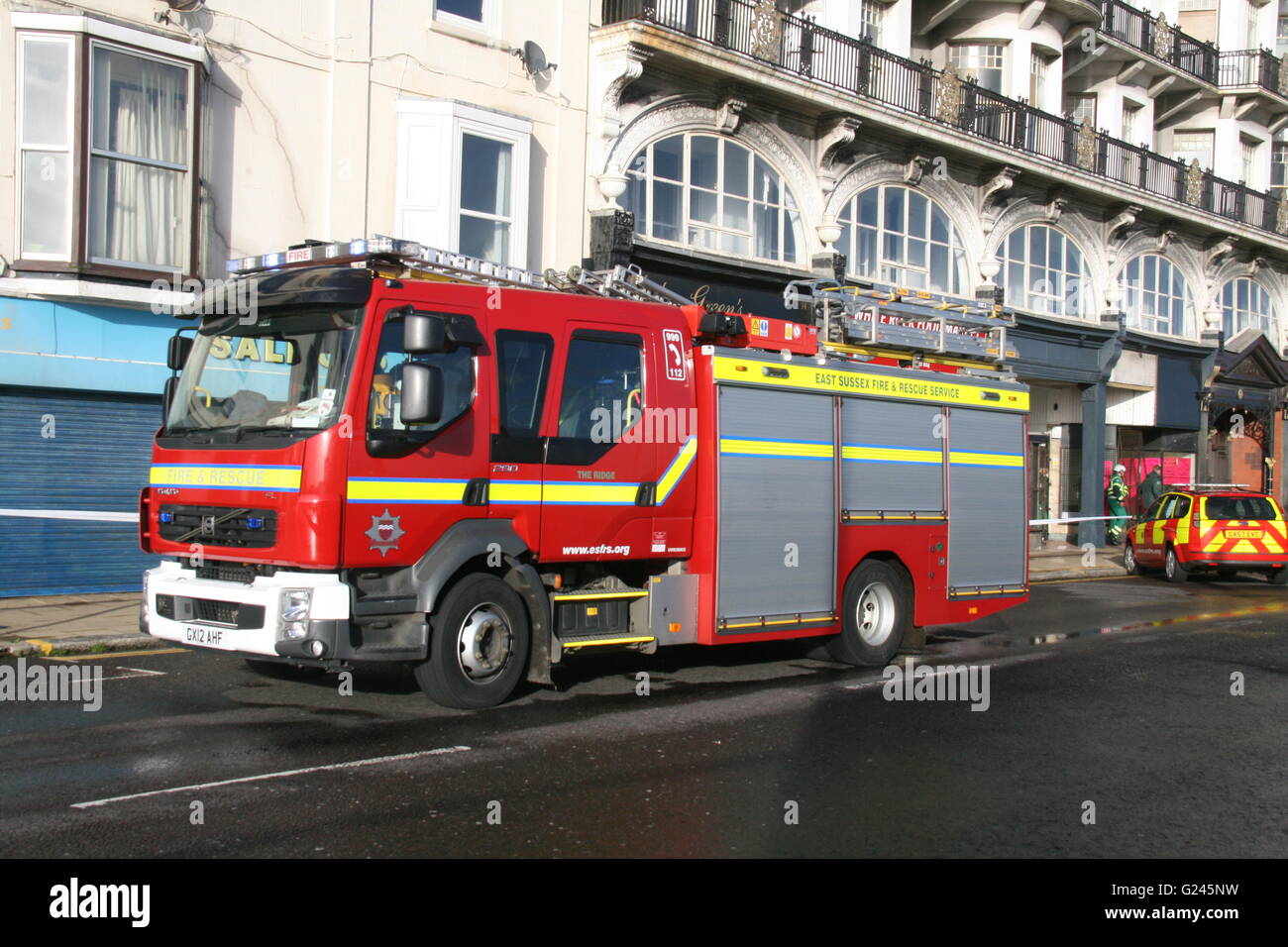 A RED VOLVO FIRE TRUCK OF EAST SUSSEX FIRE & RESCUE ATTENDING AN EMERGENCY INCIDENT IN HASTINGS Stock Photo