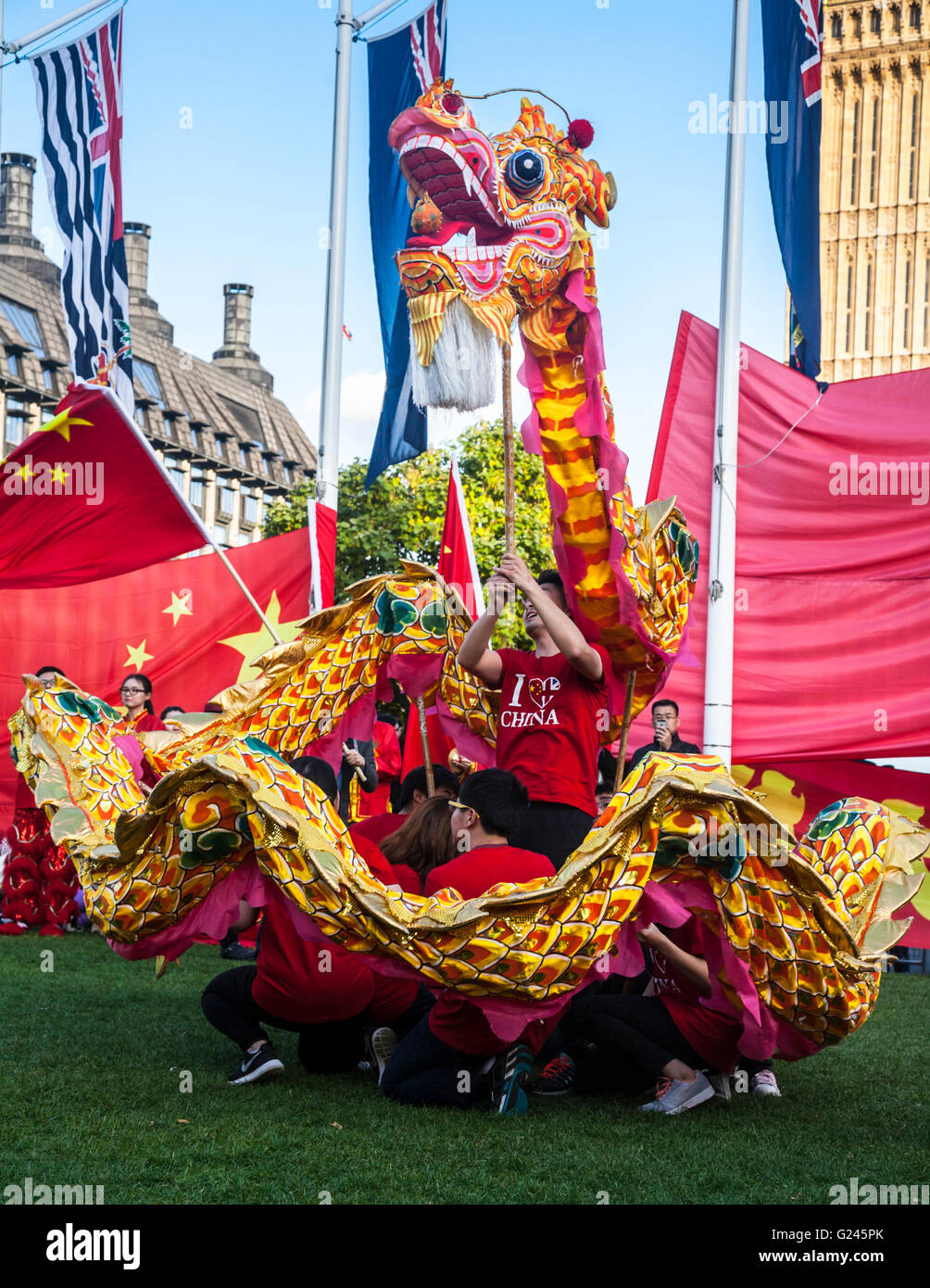 Chinese Dragon Dance performed by supporters of President Xi Jinping on his visit to Britain, Parliament Square, Westminster, Lo Stock Photo