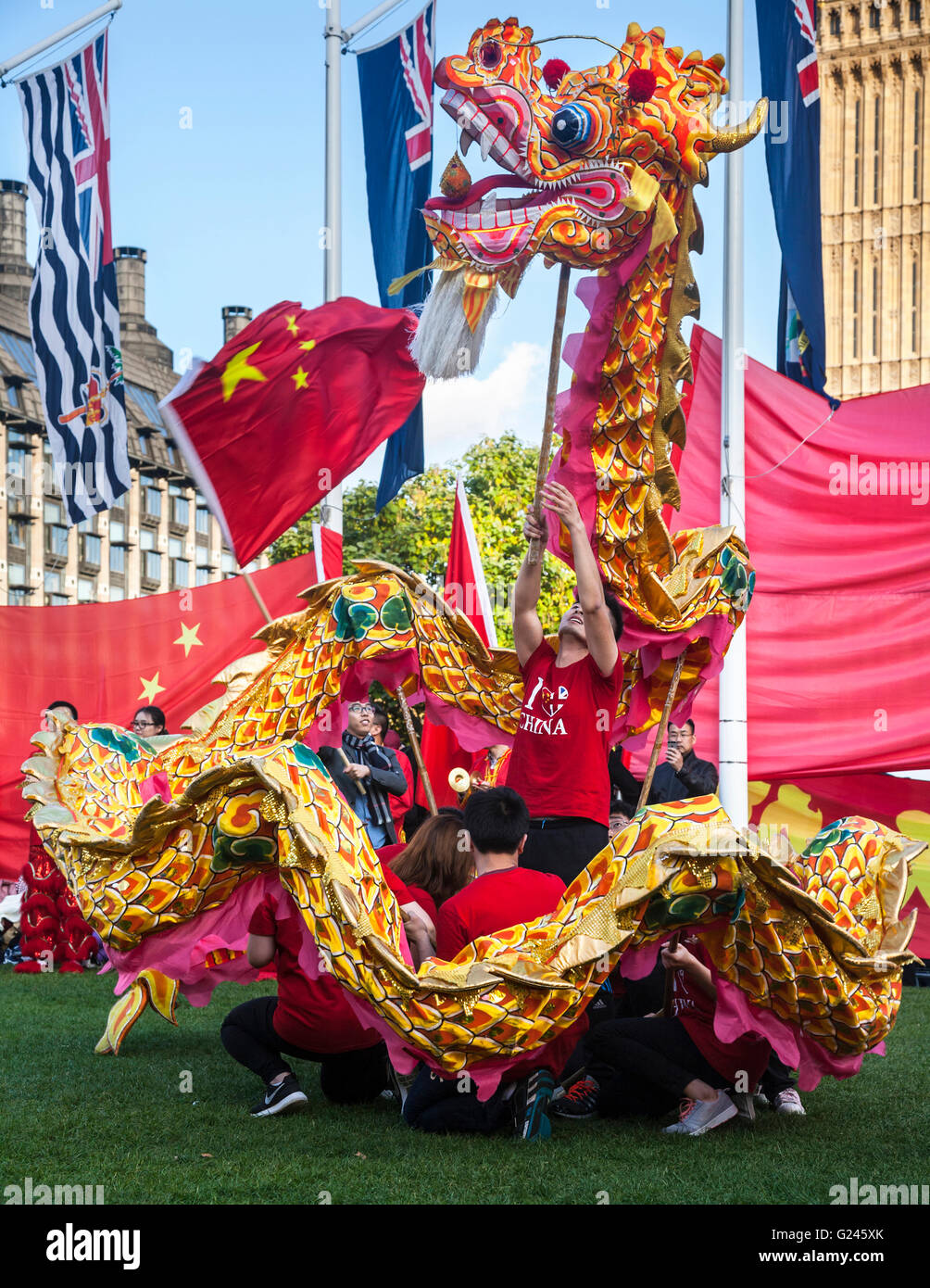 Chinese Dragon Dance in support of President Xi Jinping's visit to Britain, Parliament Square, Westminster, London, England. Stock Photo