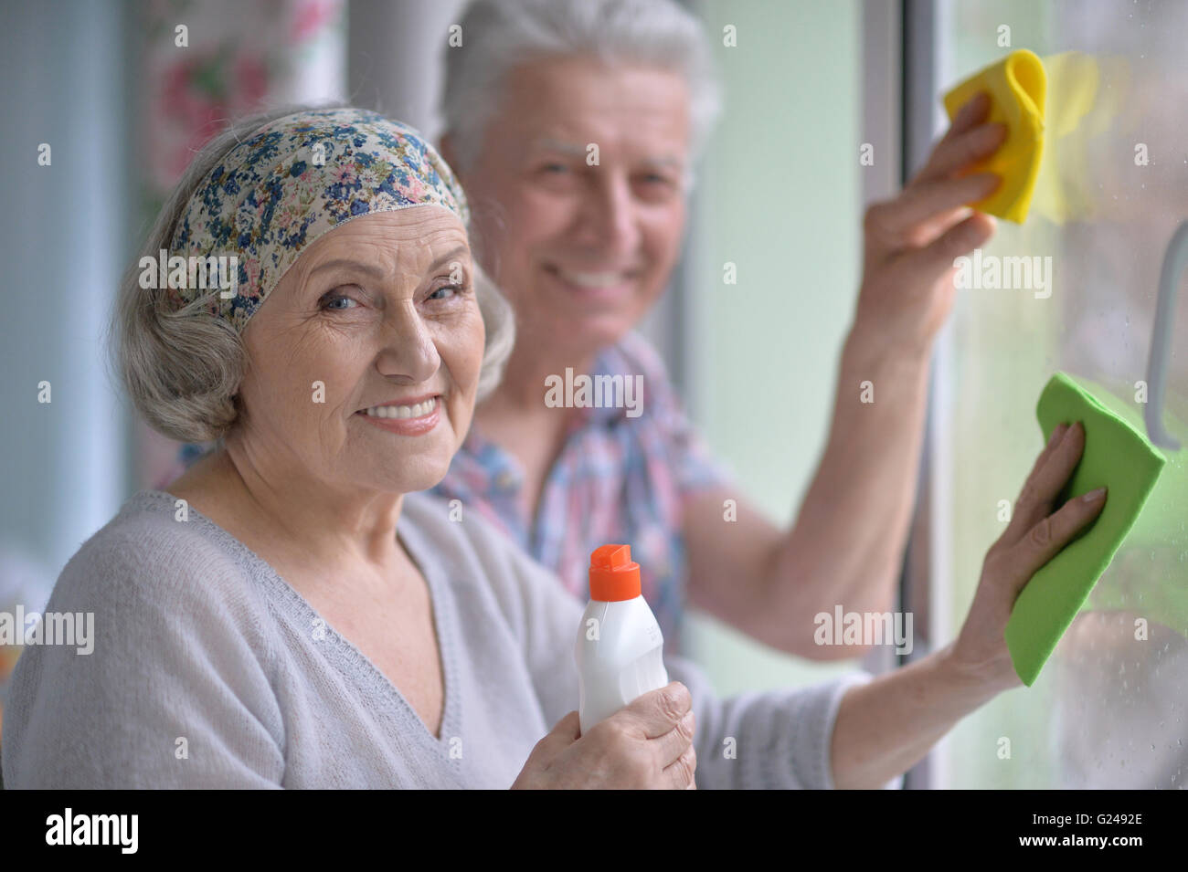 Elderly couple home cleaning hi-res stock photography and images - Alamy