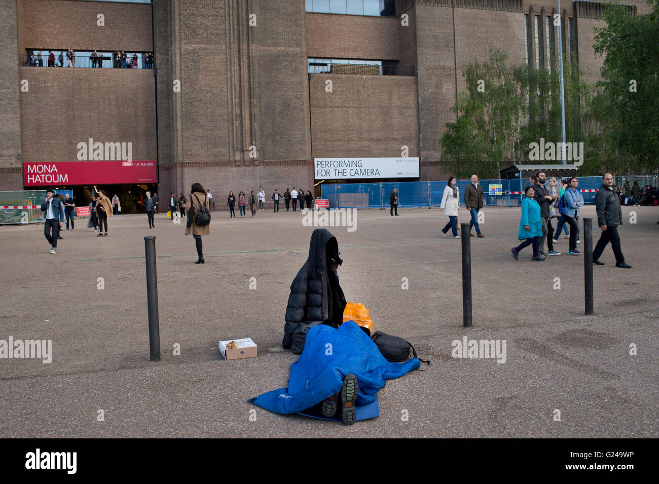 Rough sleeper in front of Tate Modern Stock Photo
