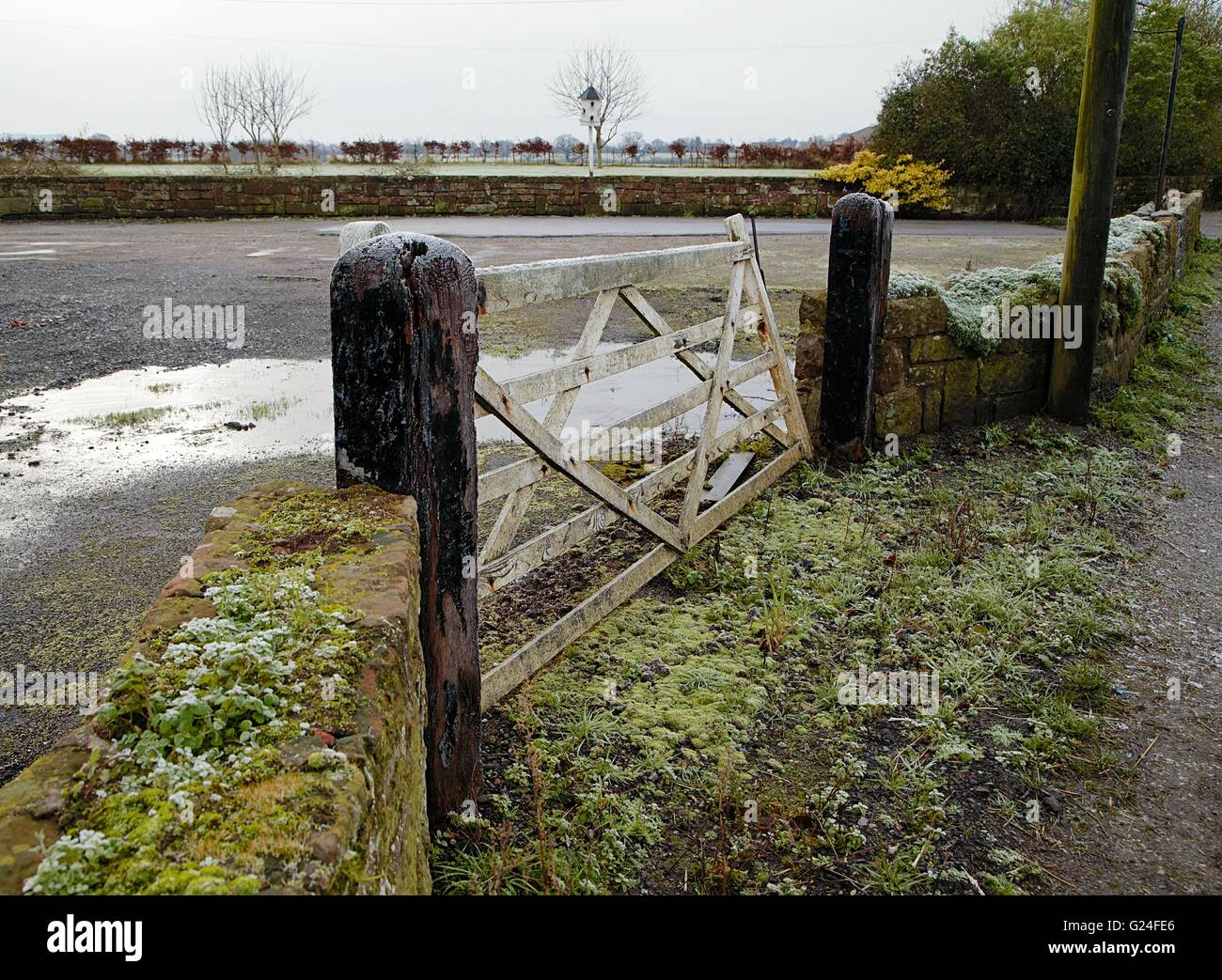 Wooden farm gate in water hi-res stock photography and images - Alamy