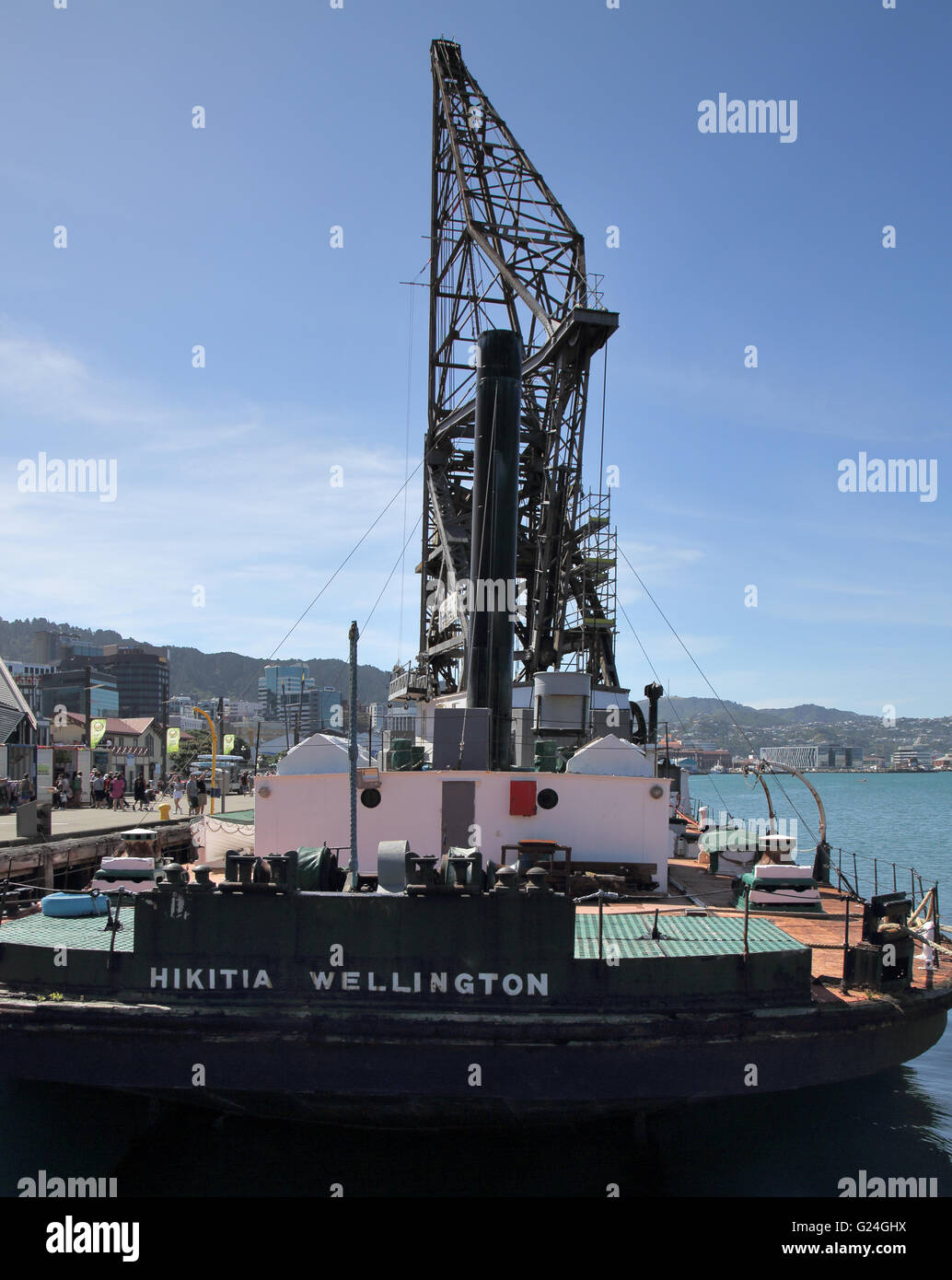hikitia heavy lifting crane and barge in wellington north island new