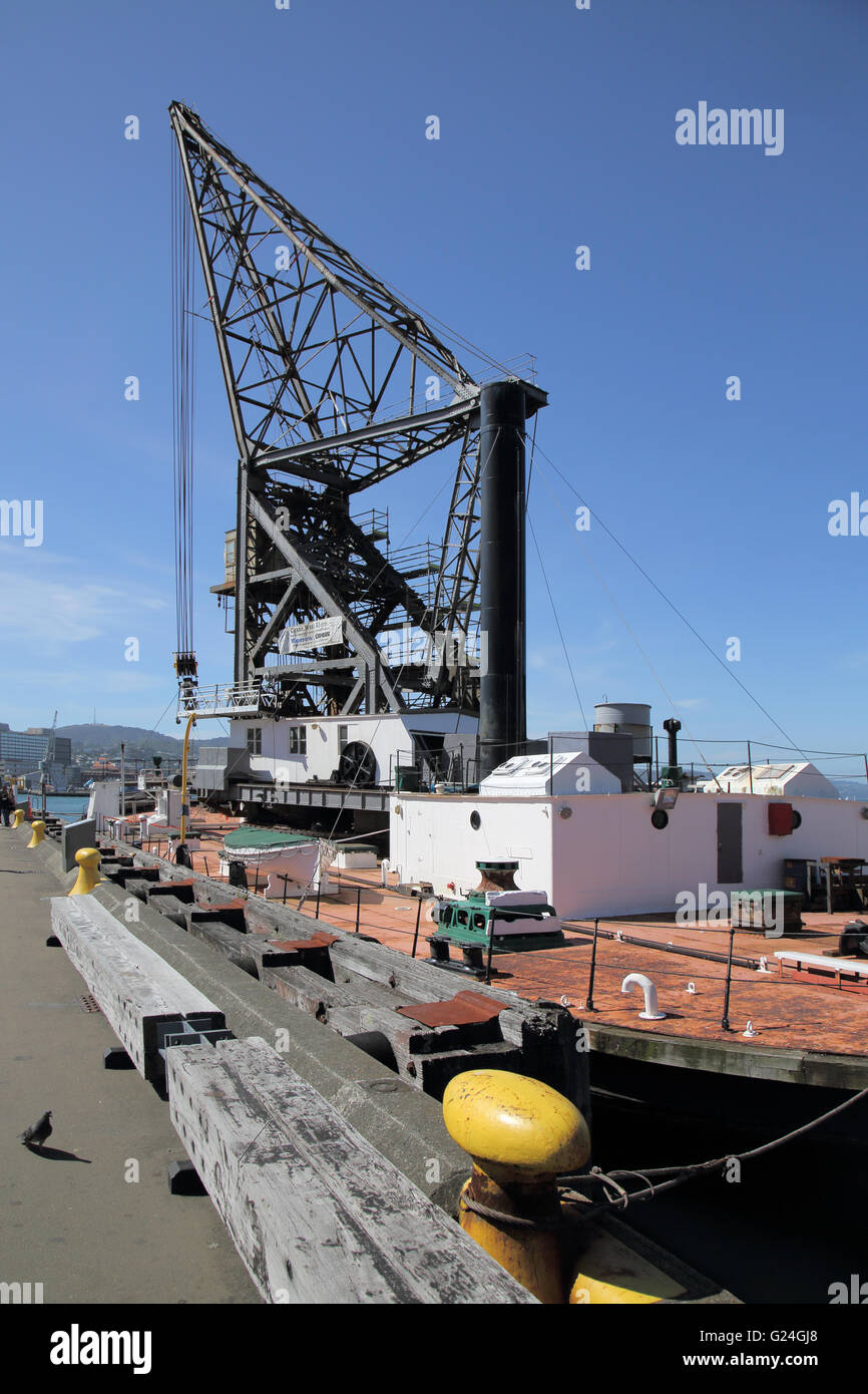 hikitia heavy lifting crane and barge in wellington north island new