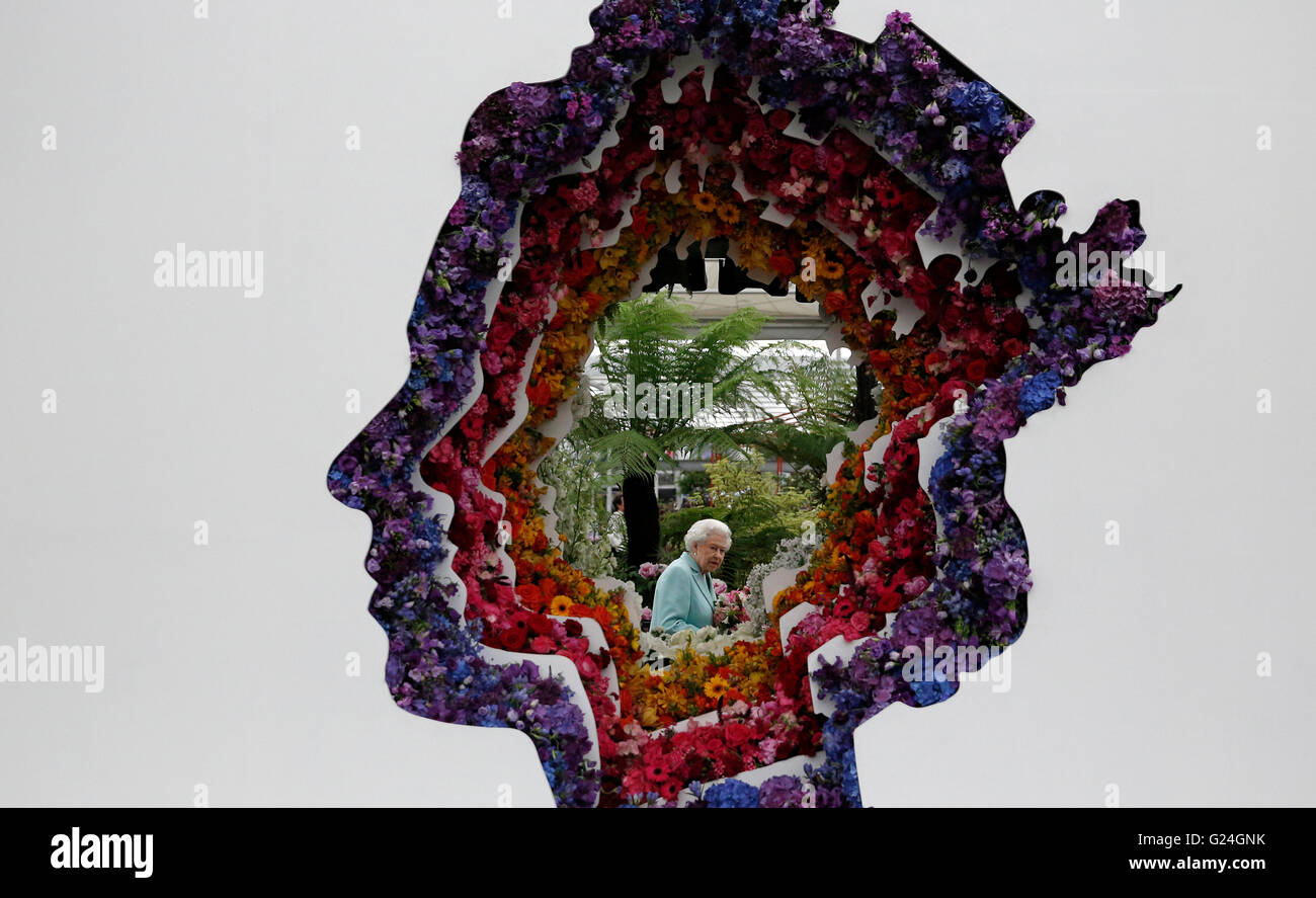 Queen Elizabeth II next to a floral exhibit by the New Covent Garden Flower Market, which features an image of the Queen, during a visit to the RHS Chelsea Flower Show, at the Royal Hospital Chelsea, London. Stock Photo