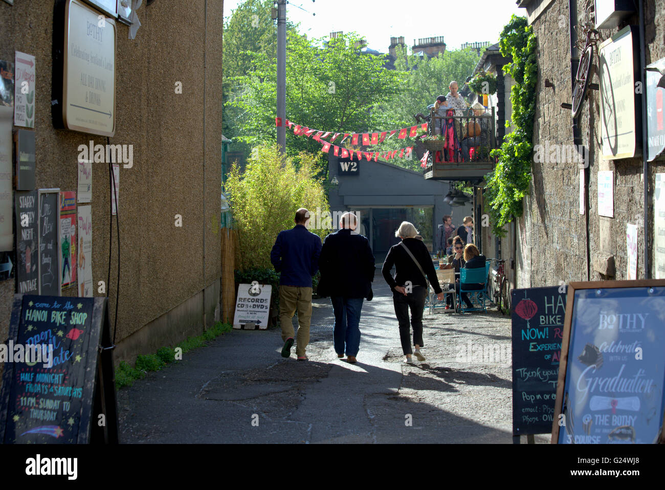 Tourists in restaurants and market area Byre's Lane, Glasgow, Scotland, UK. Stock Photo