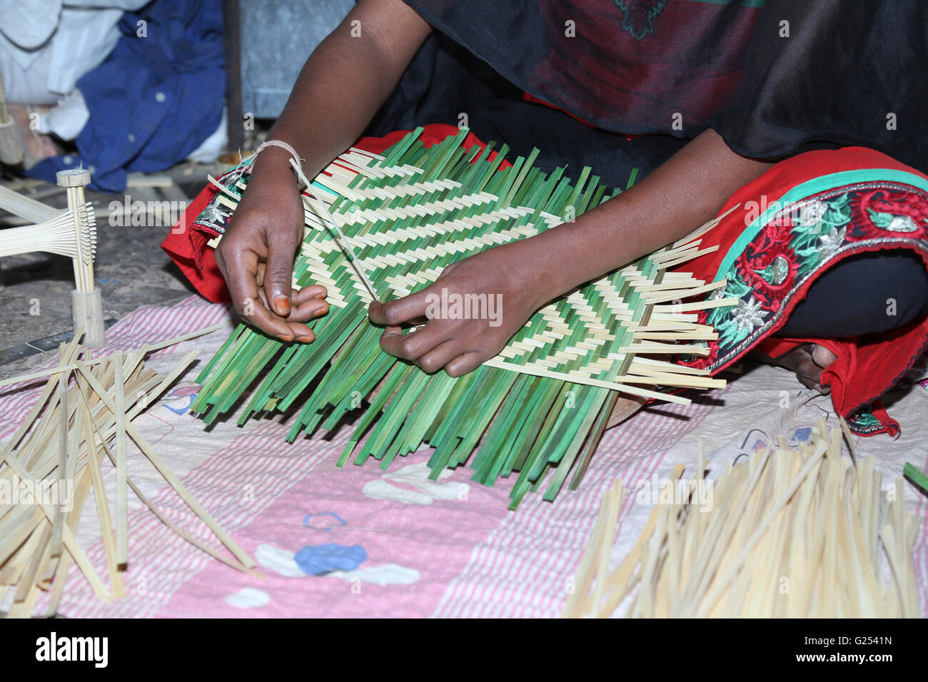 Tribal Girl making bamboo mat in SAMPOORNA BAMBOO KENDRA . Tah Dharni, Maharashtra, India Stock Photo