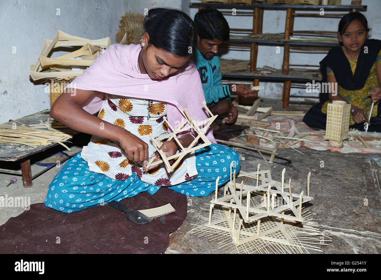 Tribal girl in SAMPOORNA BAMBOO KENDRA making bamboo gift articles. Tah Dharni, Maharashtra, India Stock Photo