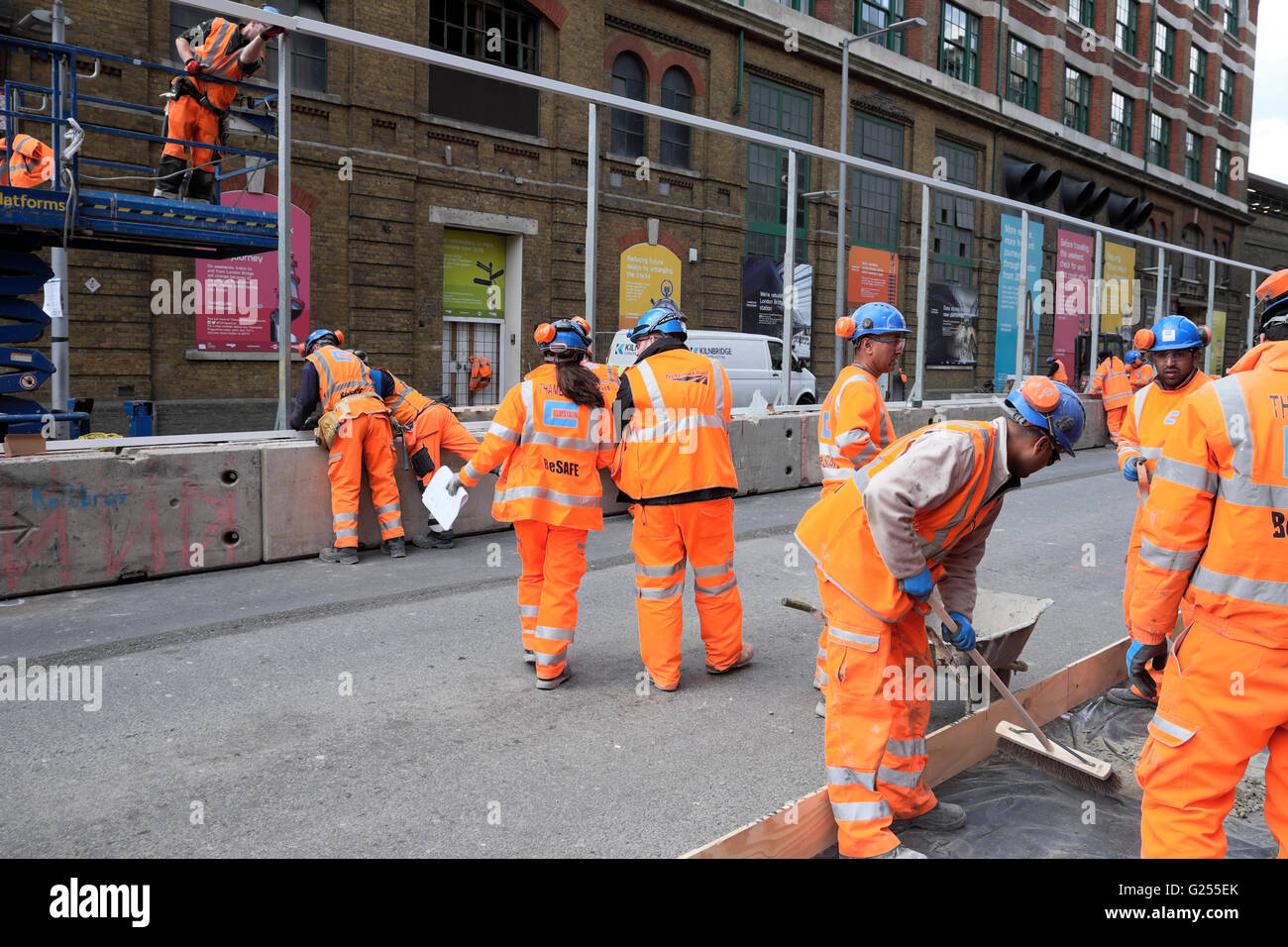 Workmen workers wearing hard hats working on Thameslink Network Rail redevelopment at London Bridge Station, Bermondsey South London UK  KATHY DEWITT Stock Photo