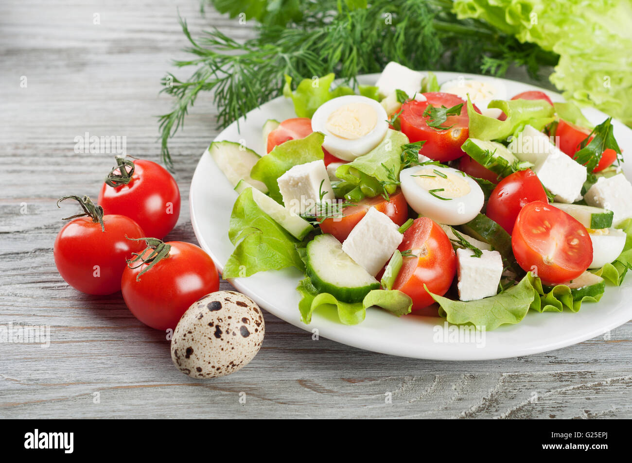 овощной салат с яйцом. салат с яйцом и помидором. салат из помидор, огурцов и яиц. огурец яйцо салат помидор перец. салат с авокадо помидорами и куриной грудкой.