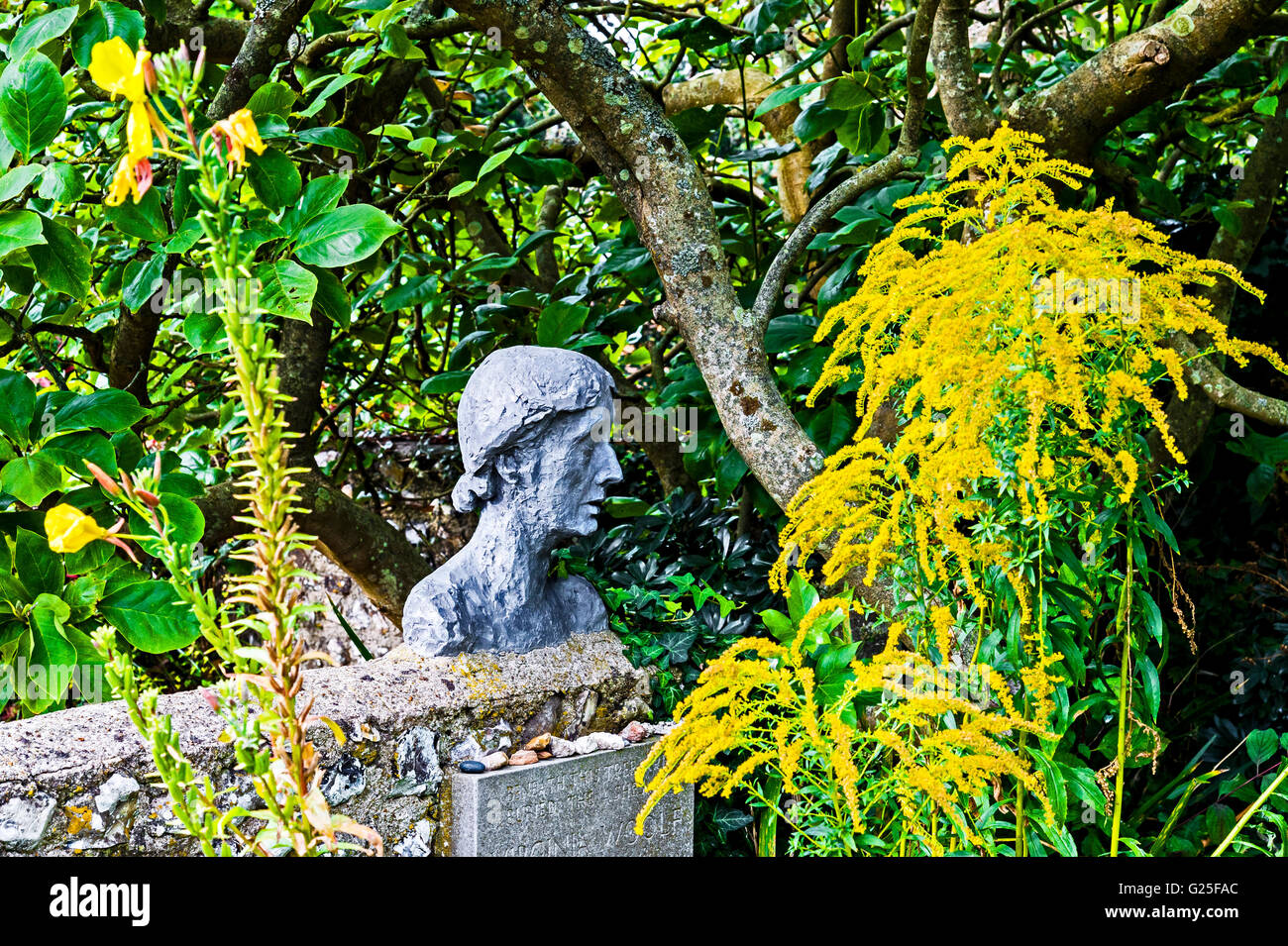 Bust of Virginia Woolf in the garden of Monk's House; Büste von Virginia Woolf im Garten von Monk's House Stock Photo