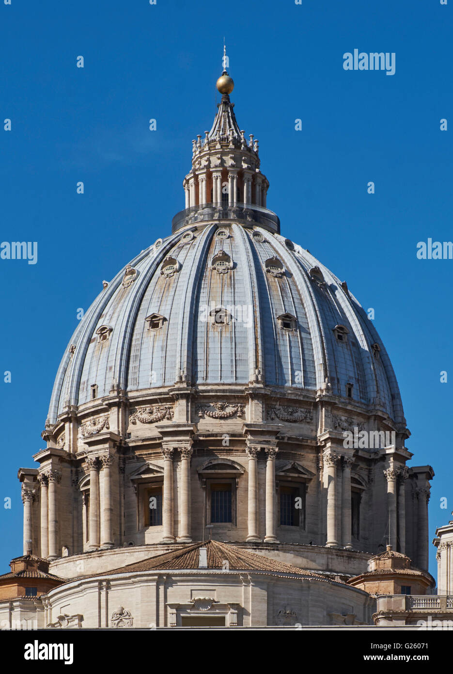 St Peter's Rome (Basilica of San Pietro) The dome by Michelangelo Bunoarotti, complete in 1564 by Giacomo della Porta Stock Photo