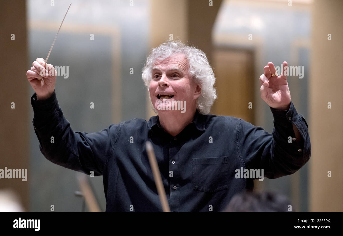 Conductor simon rattle hires stock photography and images Alamy
