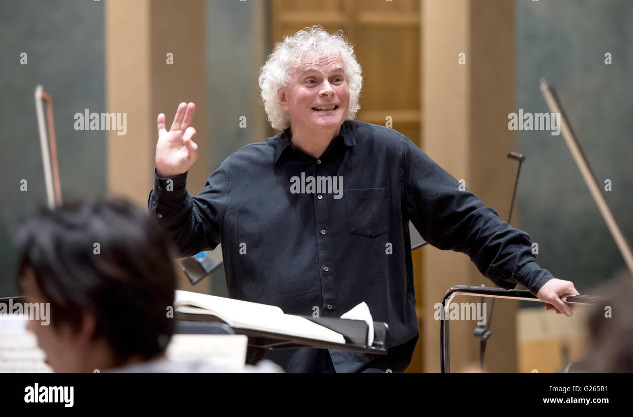 Conductor simon rattle hires stock photography and images Alamy