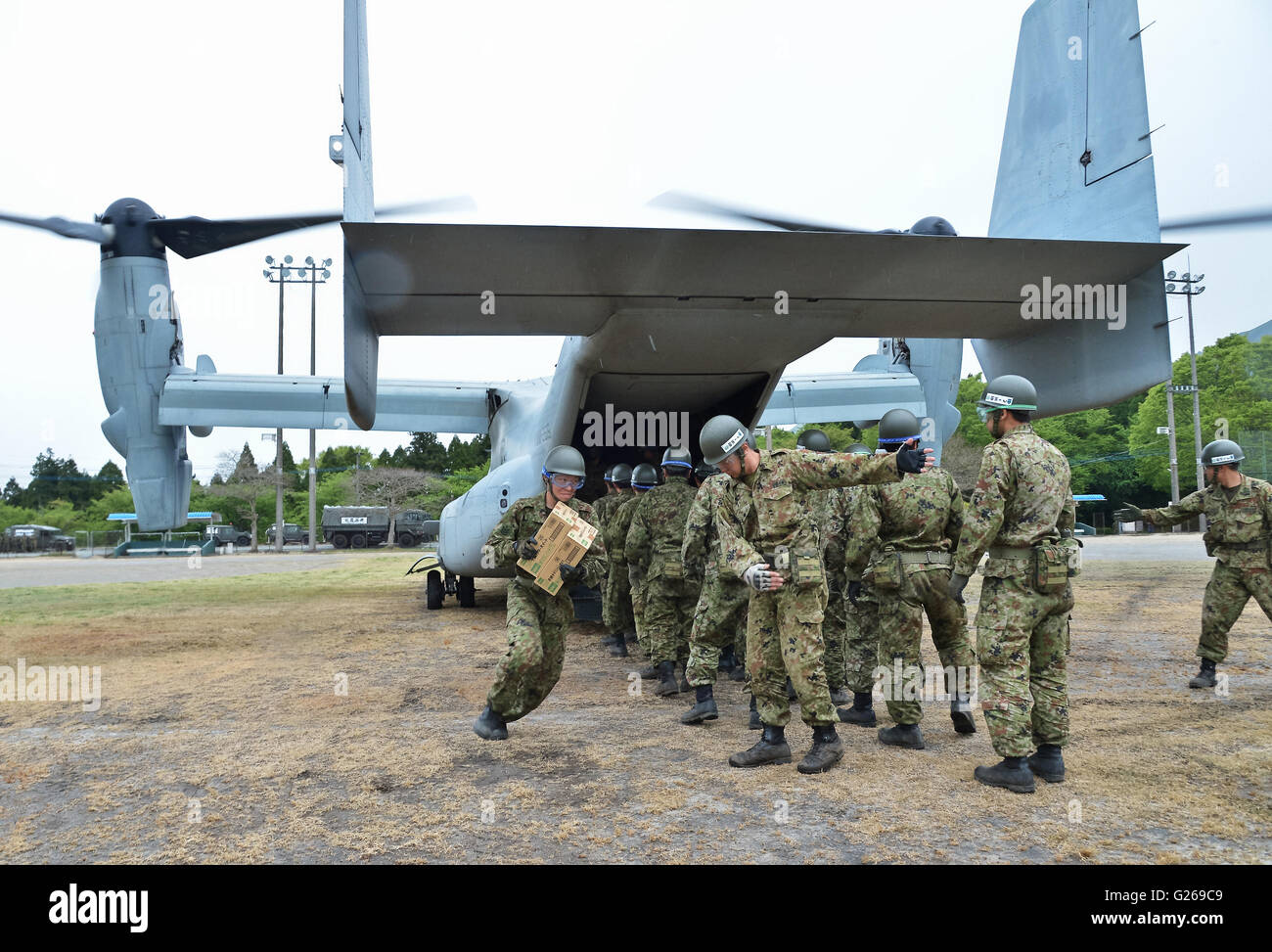 Member of Japan's Ground Self-Defense Force unload aid supplies from U.S. Marines' MV-22 Osprey in Kumamoto prefecture, on April 23, 2016. © AFLO/Alamy Live News Stock Photo
