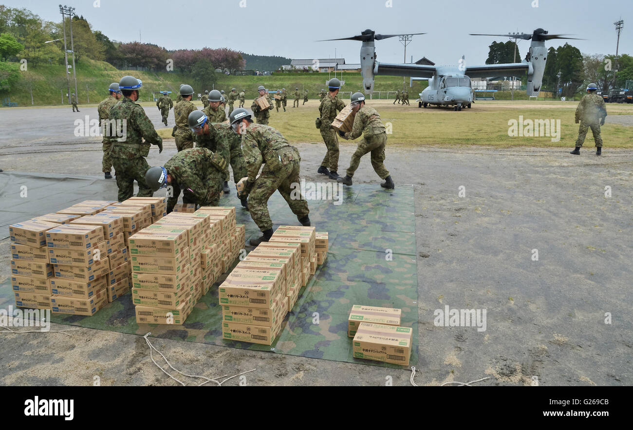 Member of Japan's Ground Self-Defense Force unload aid supplies from U.S. Marines' MV-22 Osprey in Kumamoto prefecture, on April 23, 2016. © AFLO/Alamy Live News Stock Photo
