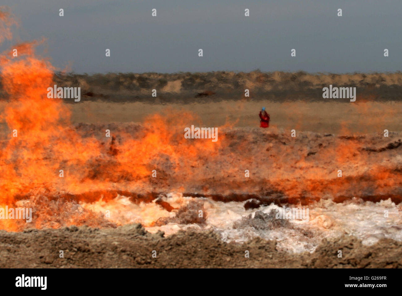 Karakum Desert, Karakum Desert, CHN. 20th May, 2016. Karakum Desert, Turkmenistan - May 20 2016: (EDITORIAL USE ONLY. CHINA OUT) Welcome to the door of the hell! A 10-meter-high flame has been burning for 10 years over the pool in Karakum Desert, Turkmenistan, you can see it at a distance of 2 kilometers, also known as the Darvaza Crater. There was an accident in 1971 when drilling for gas. © SIPA Asia/ZUMA Wire/Alamy Live News Stock Photo