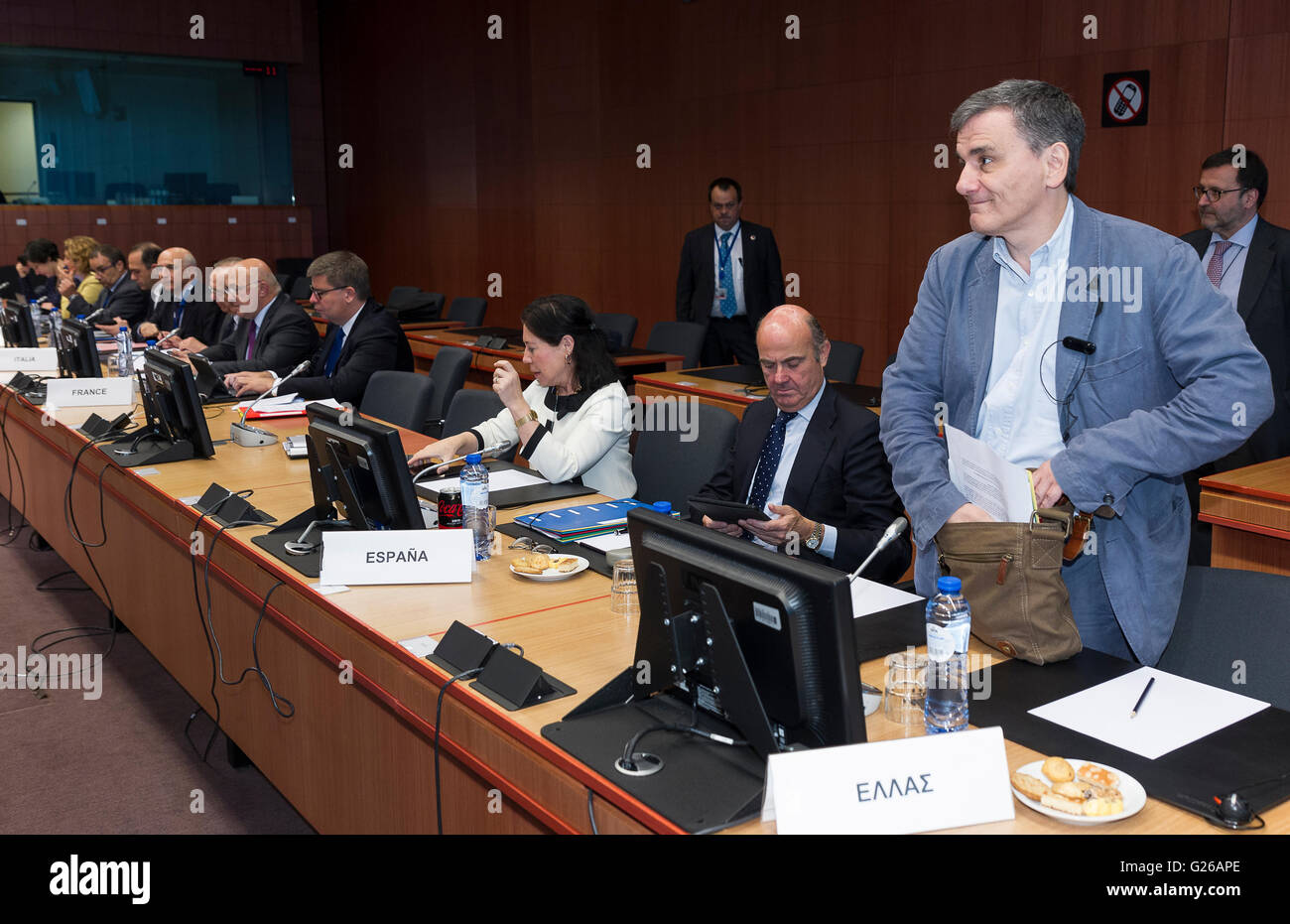 Brussels, Belgium. 24th May, 2016. Greek Finance Minister Euclid Tsakalotos (R) arrives for an · group Ministers meeting in the EU Council HQ. Credit:  dpa picture alliance/Alamy Live News Stock Photo
