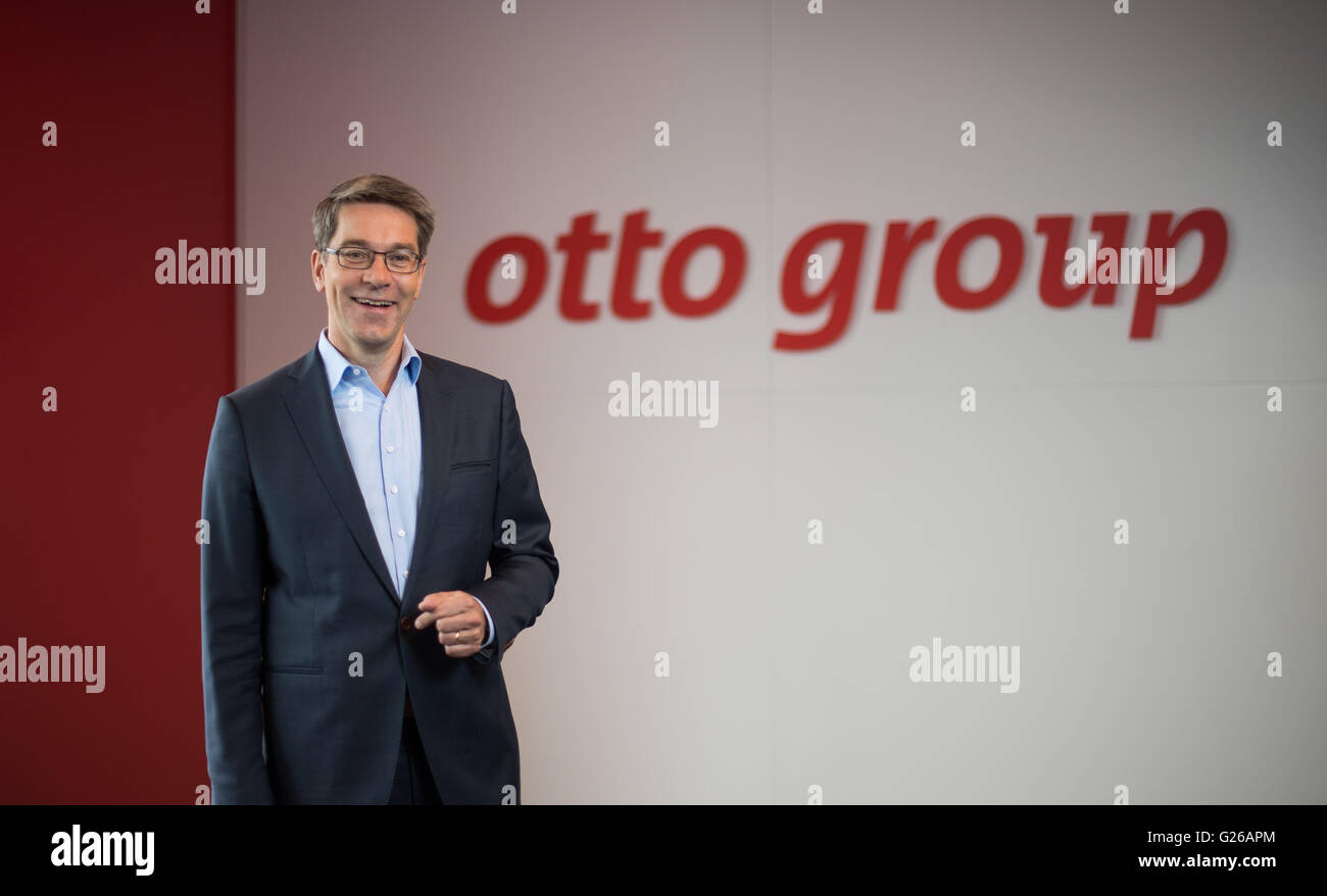 Hamburg, Germany. 25th May, 2016. Alexander Birken, Otto Group board member in charge of multichannel distance selling and designated CEO starting on 01 January 2017, poses at a results press conference of the German mail order and e-commerce company in Hamburg, Germany, 25 May 2016. Photo: LUKAS SCHULZE/dpa/Alamy Live News Stock Photo