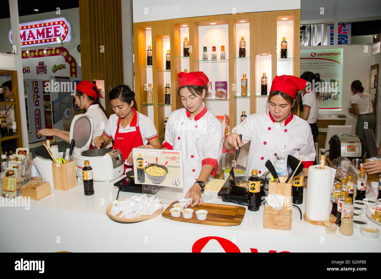 Nonthaburi, Thailand. 25th May, 2016. Chefs are cooking demonstrations to visitors in during exhibition of THAIFEX - World of food ASIA 2016 on May 25, 2016 in Nonthaburi, Thailand. Credit:  Chatchai Somwat/Alamy Live News Stock Photo