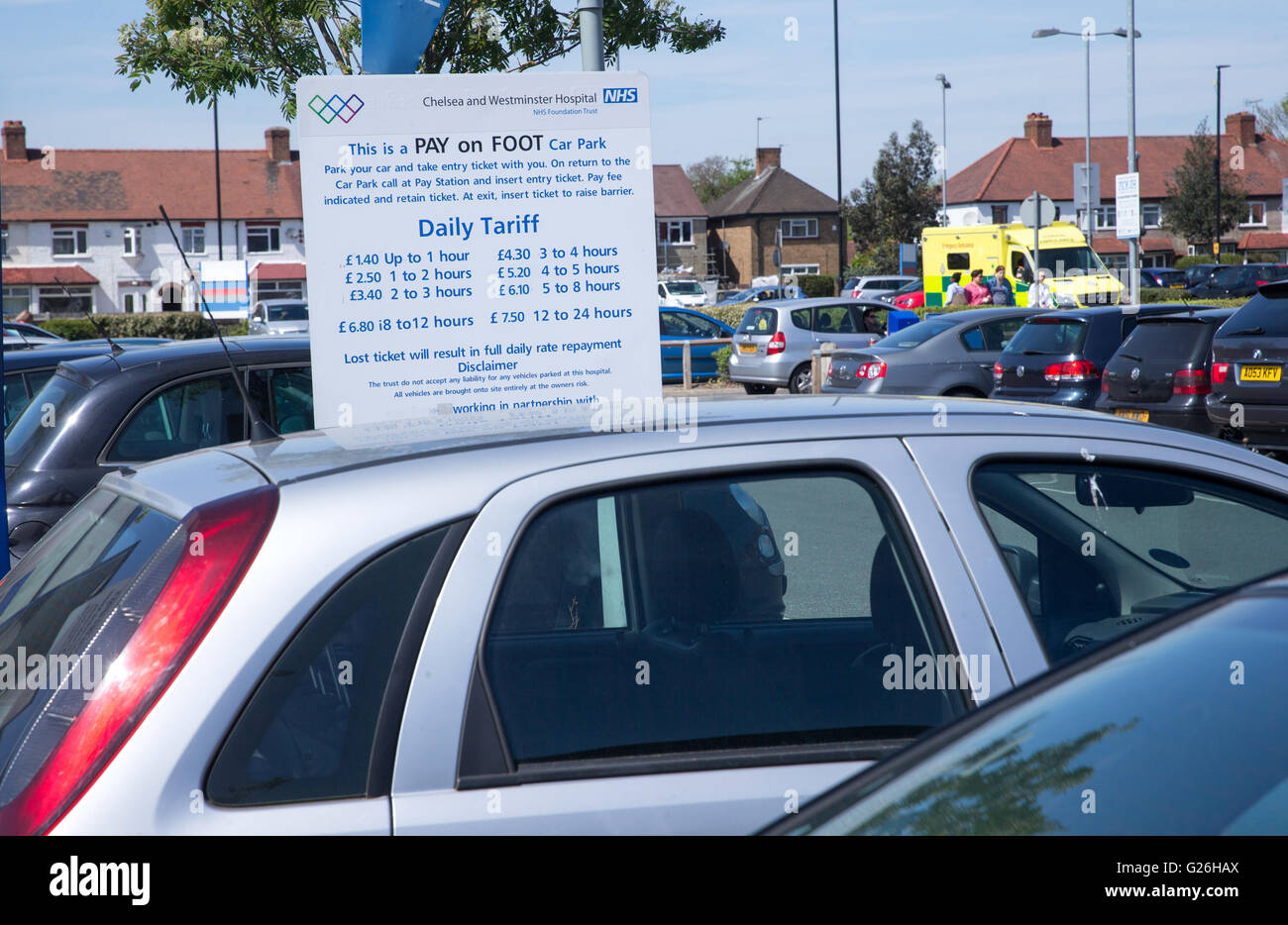 Sign displaying hospital car parking charges and hourly rate for visitors and NHS staff Stock Photo