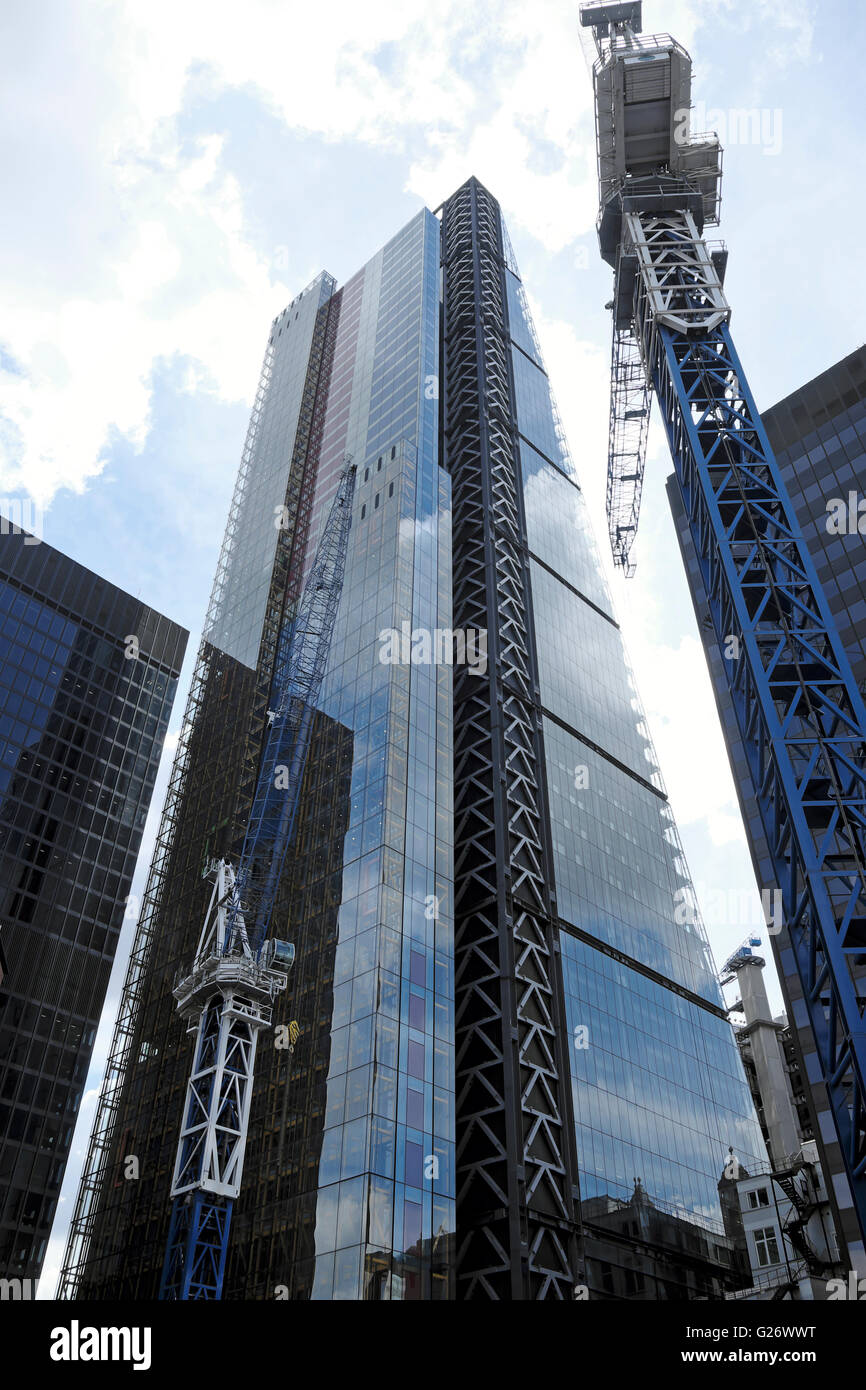 Vertical view of construction cranes outside the 122 Leadenhall Street Building in The City of London ENGLAND UK   KATHY DEWITT Stock Photo