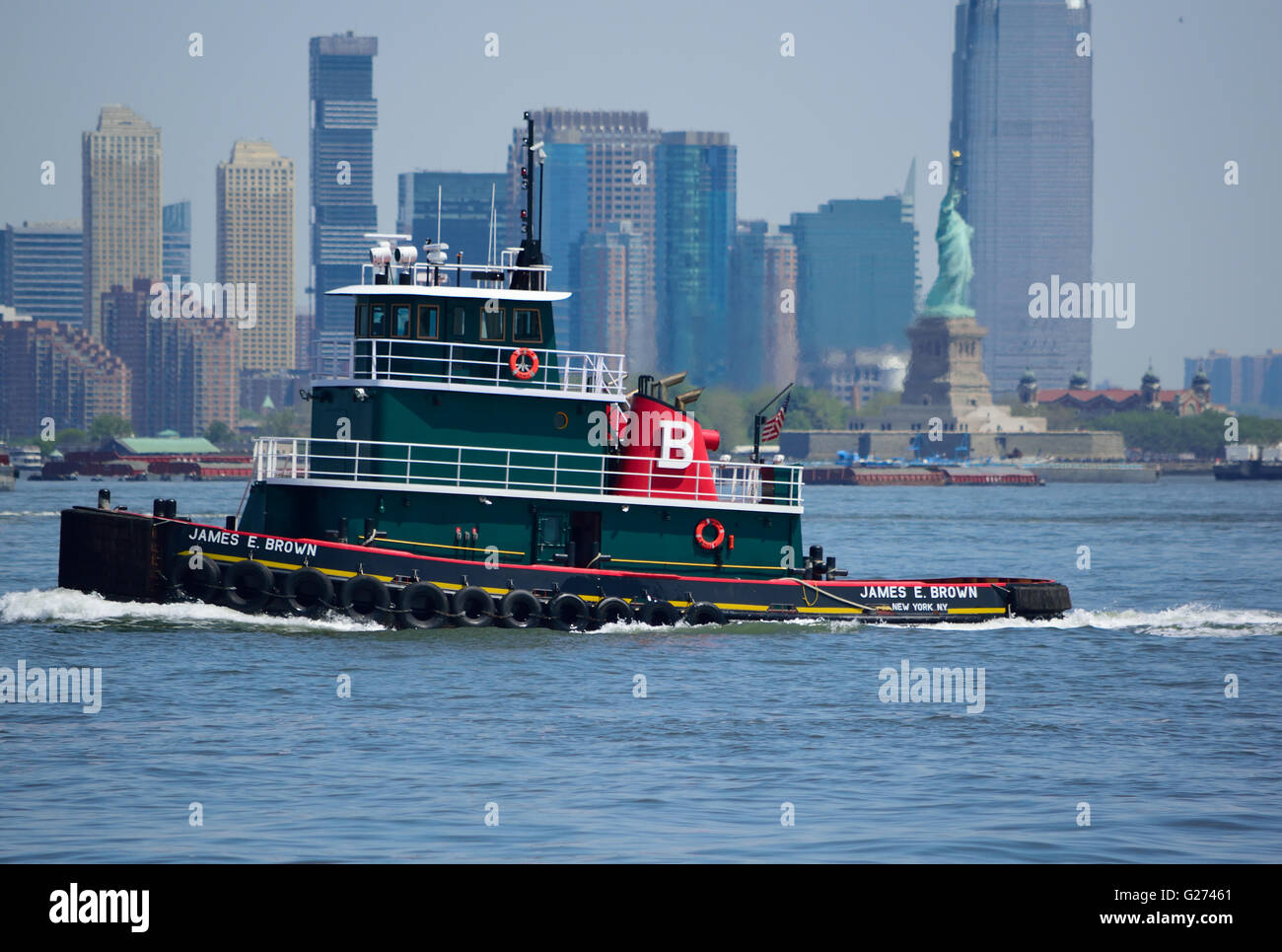 Green tugboat hi-res stock photography and images - Alamy