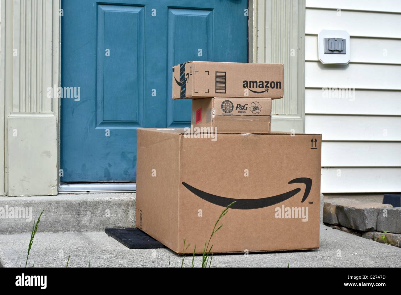 Amazon shipping hi-res stock photography and images - Alamy