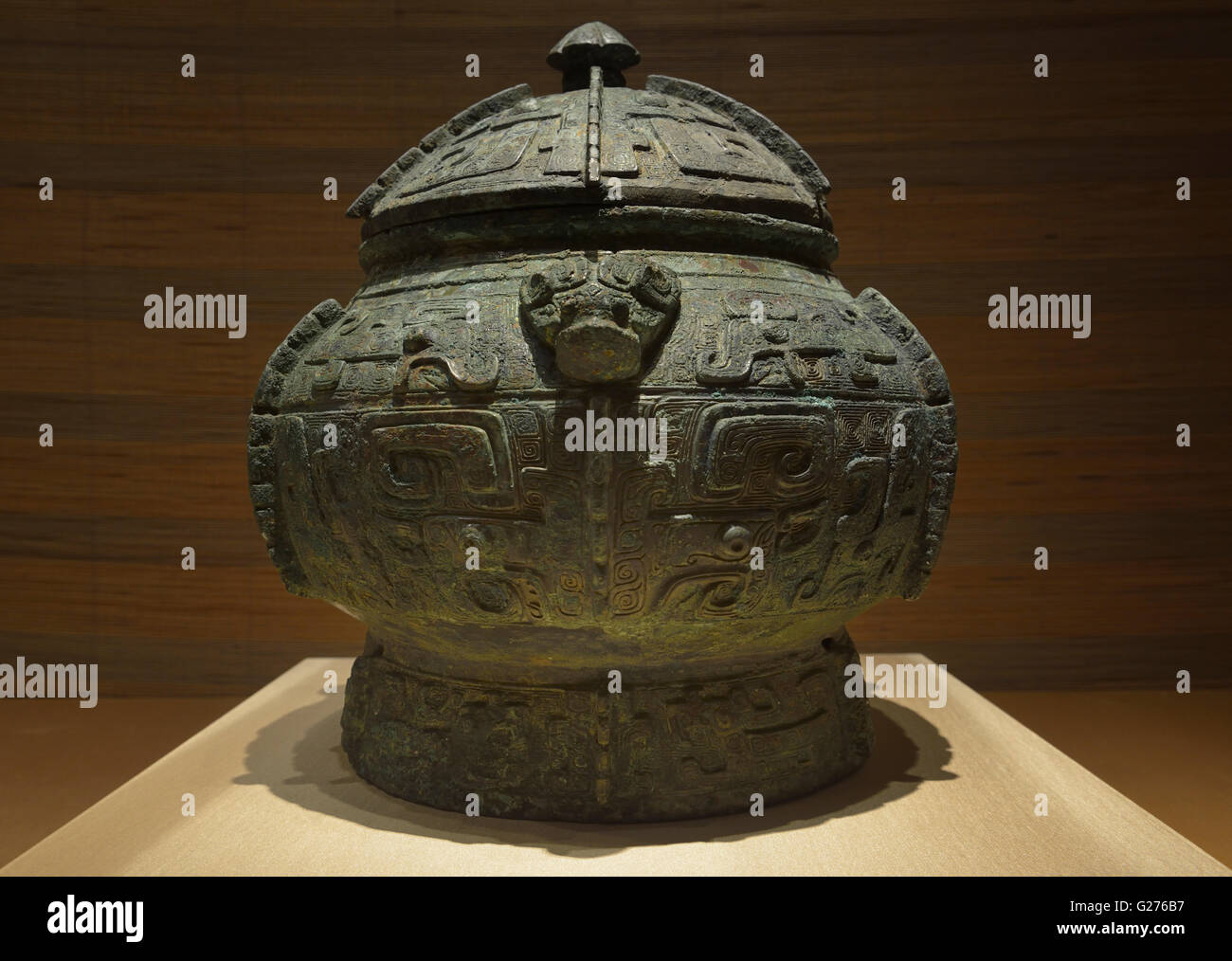 Bronze Bu Urn. Fu Hao tomb, Shang Dynasty (c.1600-1046 BCE) . Beijing Capital Museum. Stock Photo