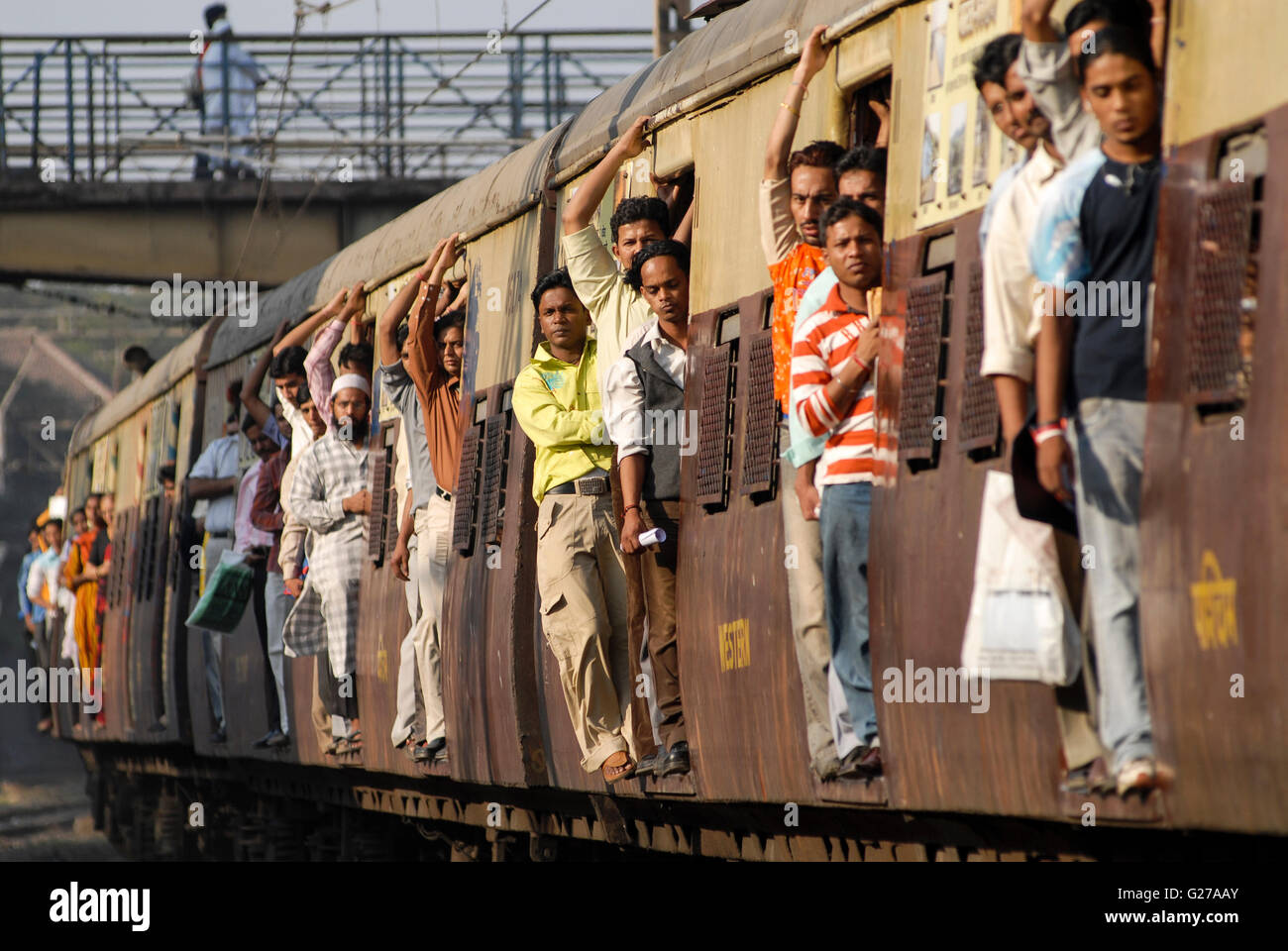 INDIA Mumbai Bombay  commuter in crowded suburban train of western railways at Bandra station / INDIEN Bombay Mumbai das Wirtschaftszentrum und Finanzzentrum Indiens,  Pendler in überfuellten S-Bahn Zuegen der Western Railways in Bandra Stock Photo