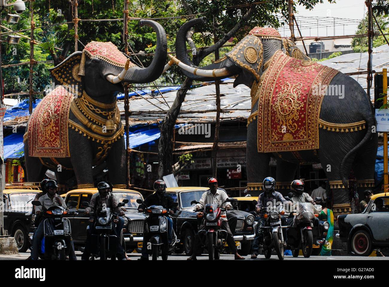 INDIA Mumbai Bombay , heavy traffic in Dadar , elephant sculpture / INDIEN Bombay Mumbai , Strassenverkehr in Dadar Stock Photo