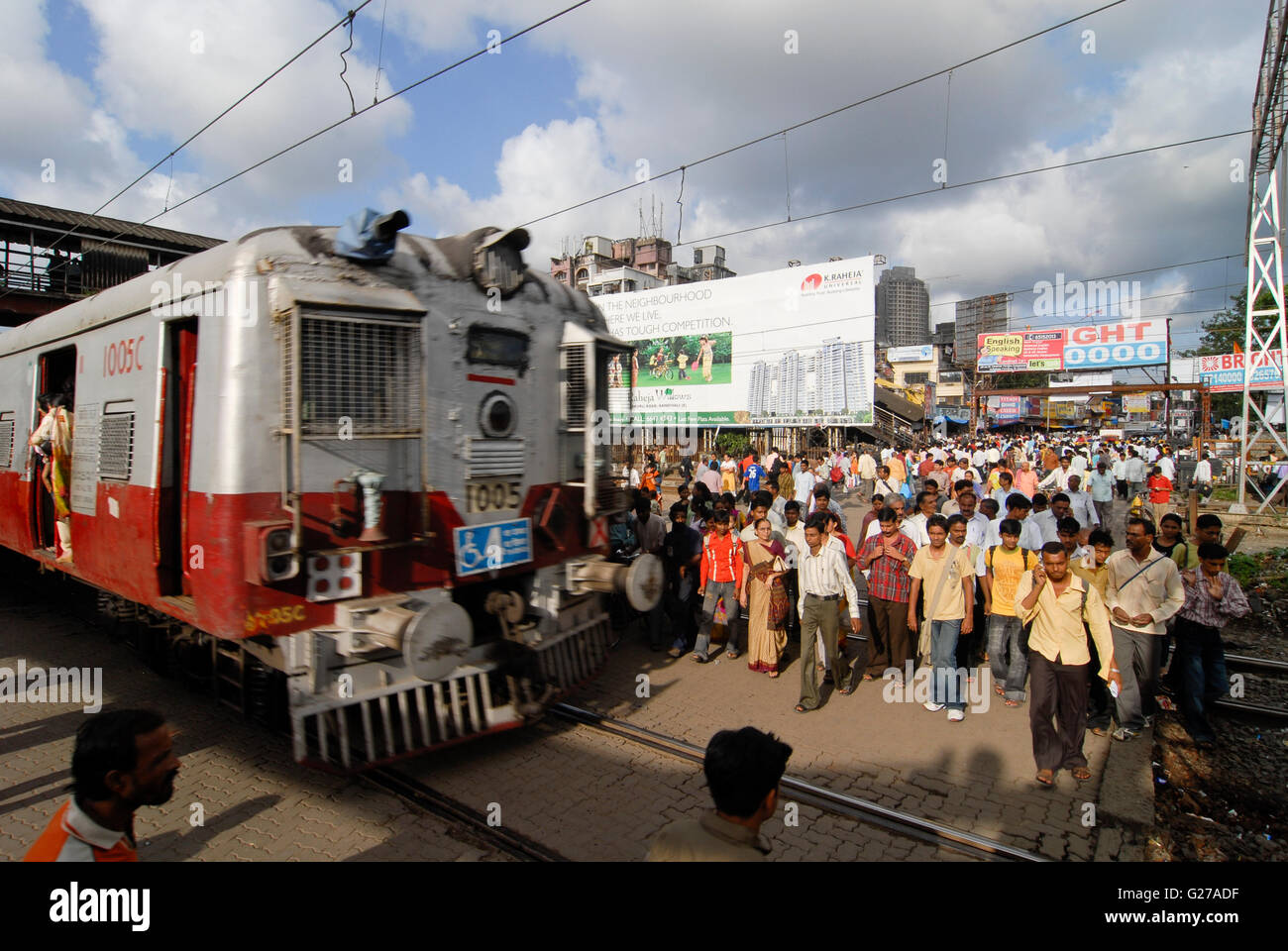 INDIA Mumbai , commuter in city train of western railways / INDIEN Bombay , S-Bahn Zuege befoerdern taeglich Millionen von Pendlern zwischen Zentrum und Suburbans Stock Photo
