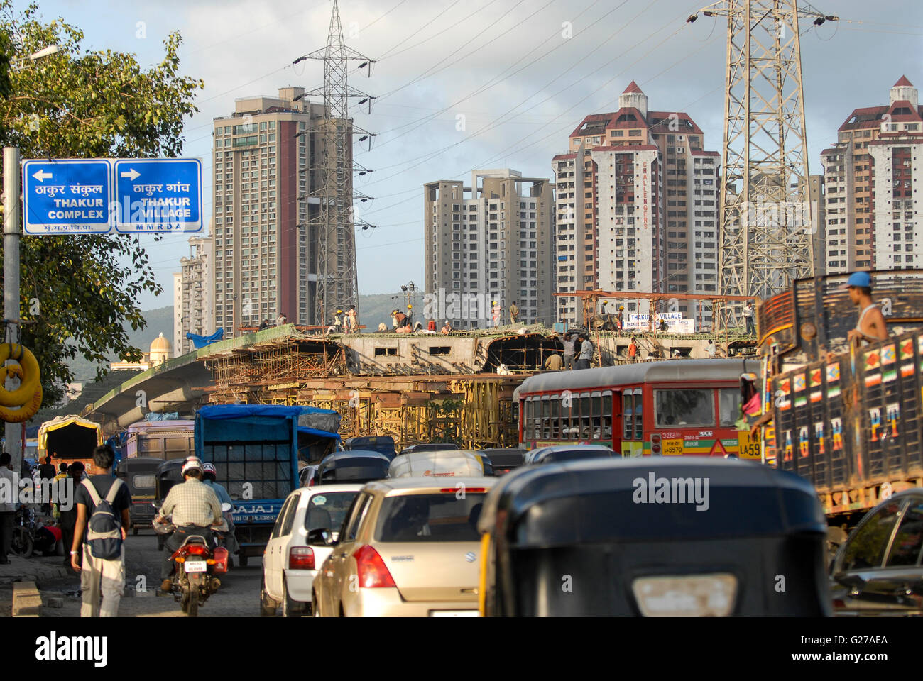 INDIA Mumbai , suburb Kandivli, heavy traffic during rush hour, construction of flyover for city highway, apartment buildings Stock Photo
