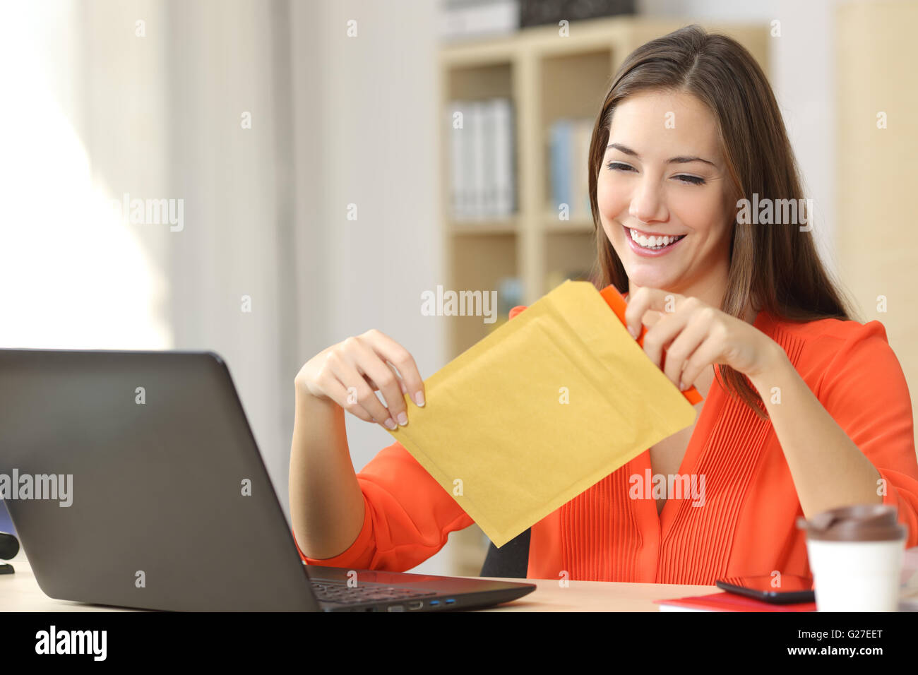 Padded envelope hires stock photography and images Alamy