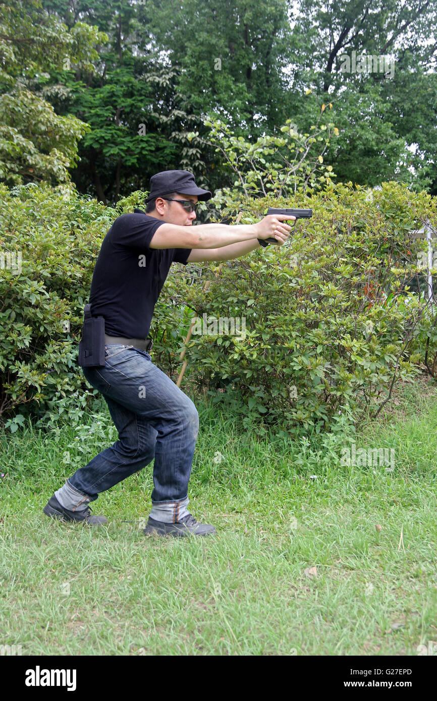 a man shooting a gun on the move ipsc ipda Stock Photo