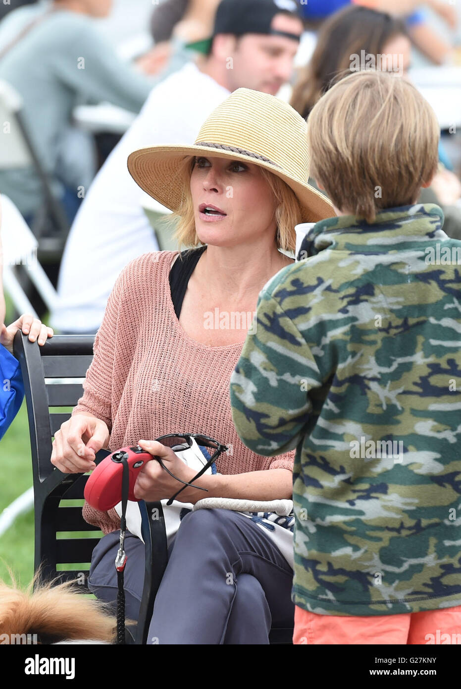 Julie Bowen entertains her three boys during a trip to the Farmers Market  Featuring: Julie Bowen, Oliver McLanahan Phillips Where: Los Angeles, California, United States When: 10 Apr 2016 Stock Photo