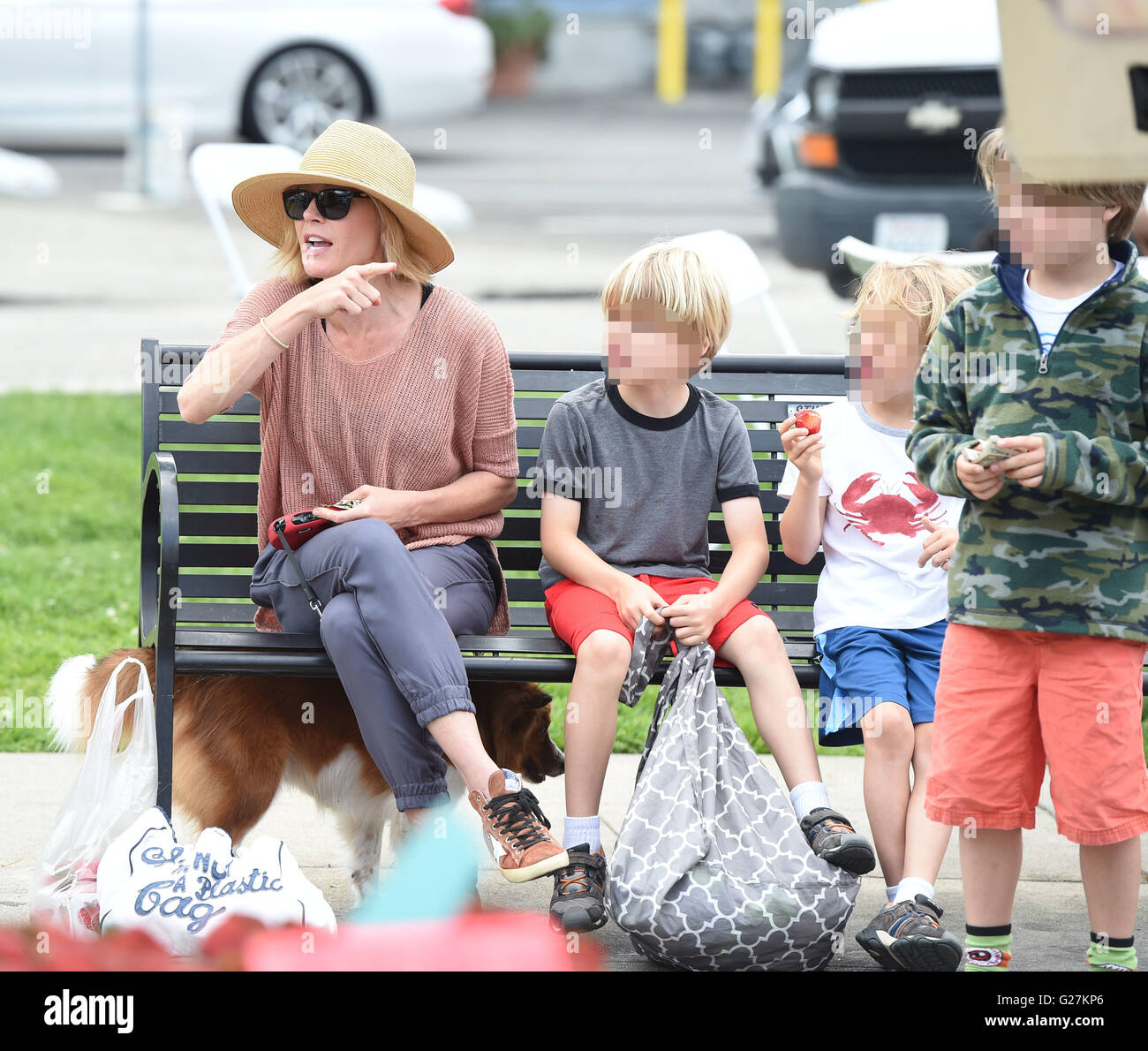 Julie Bowen entertains her three boys during a trip to the Farmers Market  Featuring: Julie Bowen, Oliver McLanahan Phillips, John Phillips, Gustav Phillips Where: Los Angeles, California, United States When: 10 Apr 2016 Stock Photo