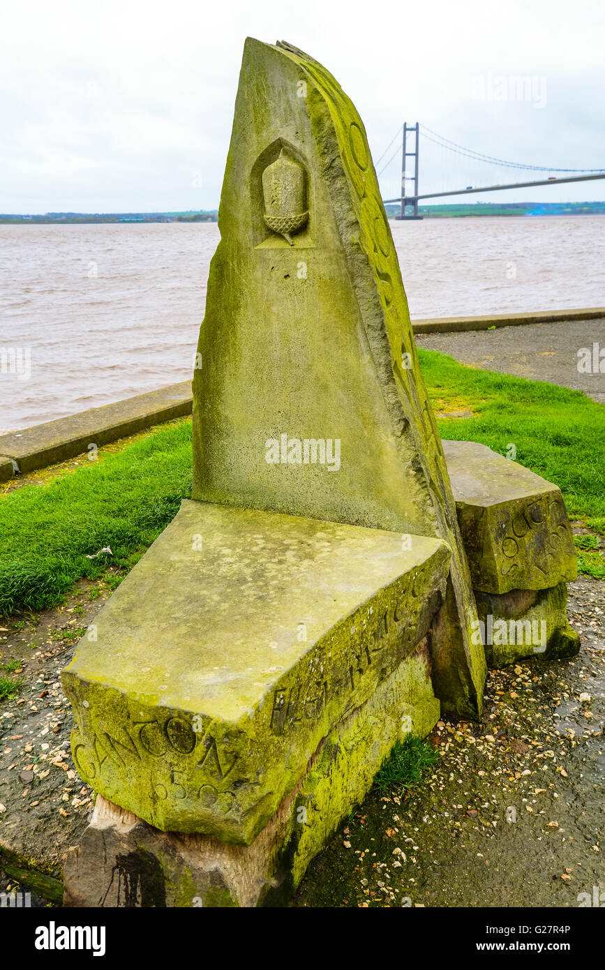 Marker stone at the start of the Yorkshire Wolds Way National Trail beside the Humber Estuary with the Humber Bridge behind Stock Photo