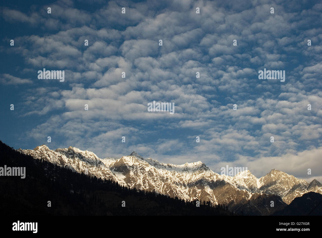 Feathery clouds above Himalayan ranges, Manali, Himachal Pradesh, India Stock Photo