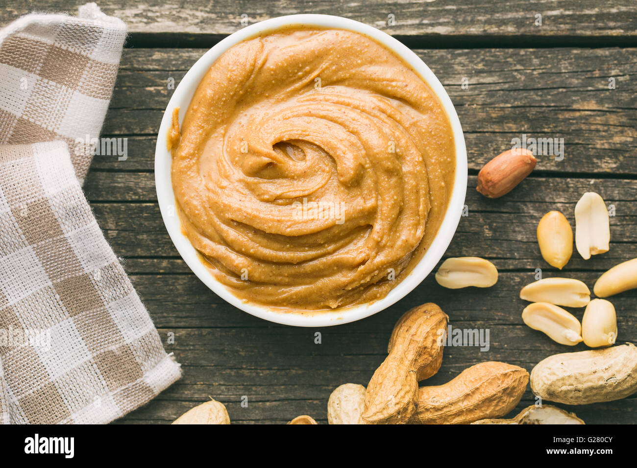 Creamy peanut butter and peanuts. Spreads peanut butter in the bowl